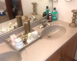 Items Located In The 1st Bedroom ( Master)  Bathroom