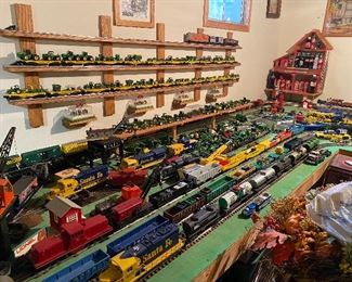 Hundreds of Lionel, K-Line Trains & more...