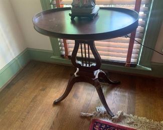 Oval Antique End Table $ 78.00