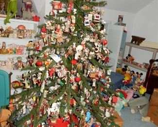 Awesome X-Mas Tree with hundreds of mice ornaments..selling complete