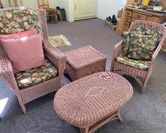 Mauve wicker set