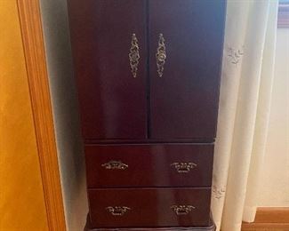 Jewelry chest