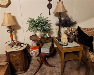 Tables, lamps, decor
