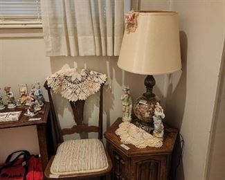 Chair, end table, lamps & decor