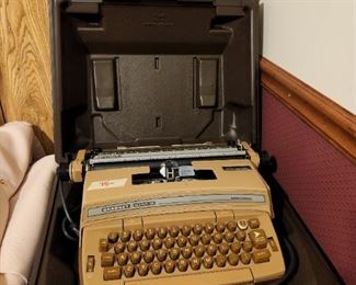 Coronamatic Coronet Super 12 typewriter w/case
