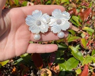 Mother of Pearls flower earrings