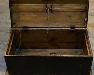 Vintage wood box. Photo 1 of 4. 