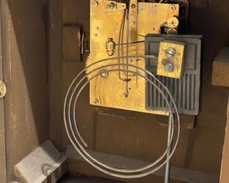 Antique mantle clock. Photo 3 of 3. 