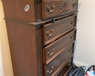 5- Drawers Chest of Drawers. 