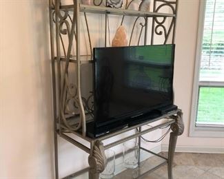 BAKER'S RACK AND TV