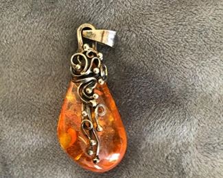 AMBER PENDENT