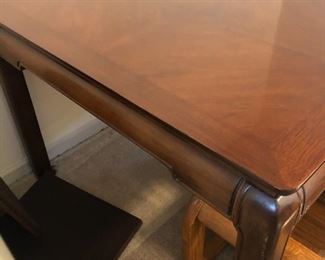 DINING ROOM TABLE WITH 2 LEAVES
