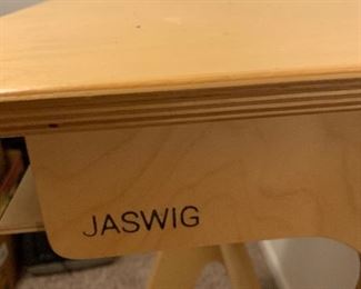 Close-up of JASWIG adjustable desk