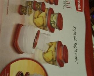 152. New Rubbermaid set in box $12