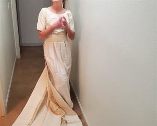 accessories 1964 wedding dress in silk and french lace