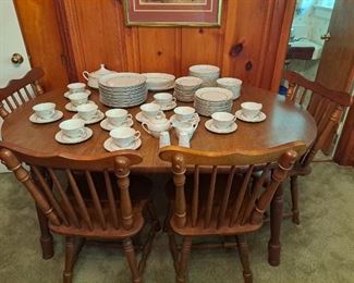 Vintage Dinning Table w/4 chairs