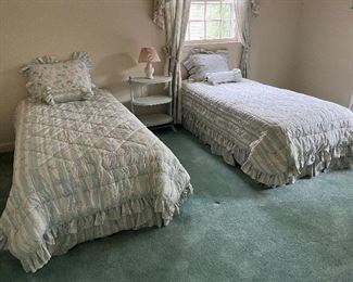 2 twin beds with 3 shelved side table