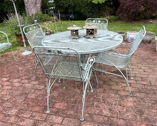 Copper Green-Colored Outdoor wrought iron&nbsp;Set
- 48" Round Table
- 4 Arm chairs

