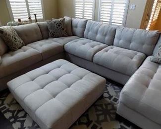 CINDY CRAWFORD HOME LIGHT GRAY SECTIONAL SOFA - LIKE NEW