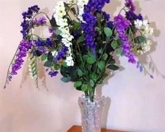 FLORAL ARRANGEMENT IN GLASS VASE