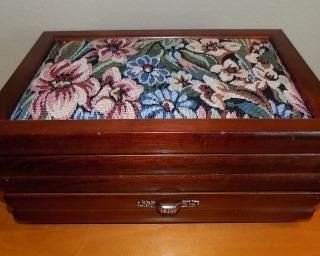 SMALL JEWELRY BOX