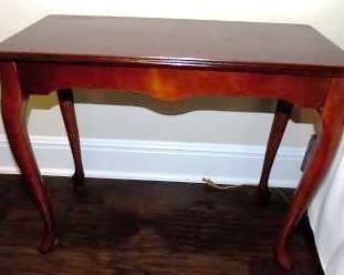 SMALL QUEEN ANNE STYLE TABLE