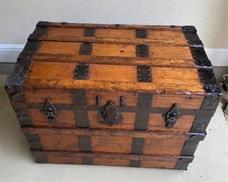 ANTIQUE WOODEN FLAT TOP STEAMER TRUNK