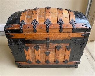 ANTIQUE WOODEN HUMPBACK STEAMER TRUNK