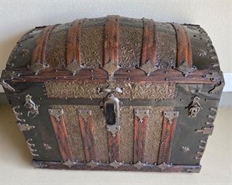 ANTIQUE WOODEN HUMPBACK STEAMER TRUNK