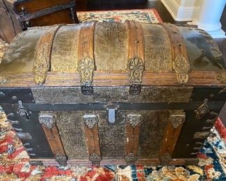 ANTIQUE WOODEN HUMPBACK STEAMER TRUNK