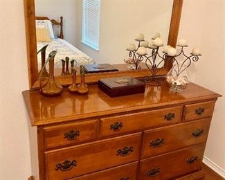 Great looking dresser with large mirror, the drawers have divided slots, see next photo