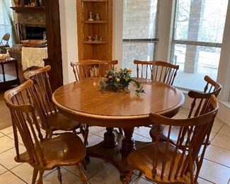 Round maple table with two leaves and 6 chairs
