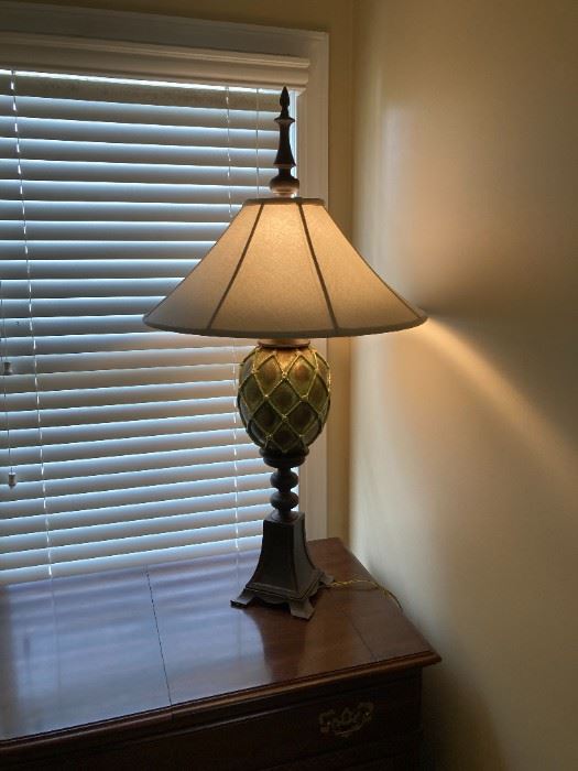 decorator buffet lamp with shade difusser