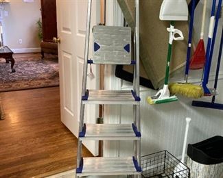 Leifheit 4-step folding aluminum ladder