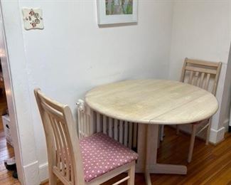 wood drop leaf table , 2 chairs 