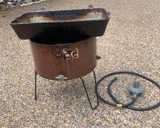 King Fish propane cooker with awesome 2 handled aluminum skillet.  I can smell the crappie cooking now!🎣🐟
