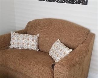 Great small sleeper sofa - beautiful condition