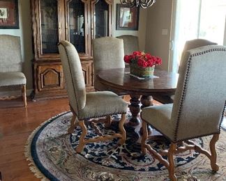Oak Dining Table w 2 Leaves, S/6 Dining Chairs, Vintage Hutch, 8' Round Area Rug