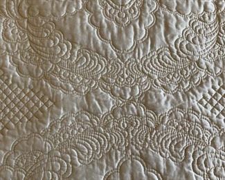 Soft Surroundings Marguerite Scallop Queen Quilt w Sham and Pillow