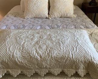 Soft Surroundings Marguerite Scallop Queen Quilt w Sham and Pillow