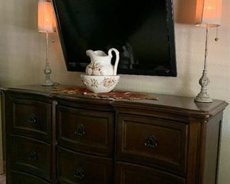 Dresser w Curved Front, TV (bracket NOT included)