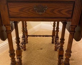 DROP LEAF SOLID OAK END TABLE MADE BY HICKORY CHAIR COMPANY 