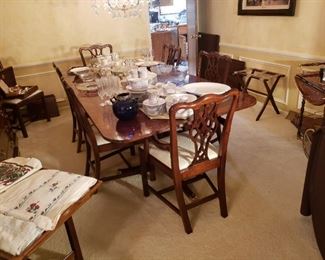 Honquest Councill mahogany dining table w/ 8 chairs, 2leaves and pads