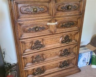 Chest of drawers = 5 drawers