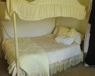 Broyhill full size teester bed