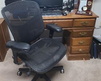 Office desk
Office chair
Monitor w/ keyboard