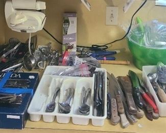 Oneida stainless 45 pc set
Knives and kitcheb gadgets