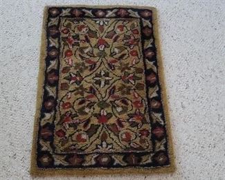 Heavy Woven Oriental Area Rug is 21in x 33in