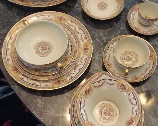 Theodore Haviland "Maintenon" China, 104 pieces (a few with chips)