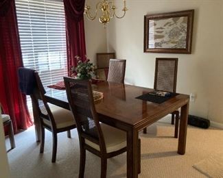 Henredon dining room table with extra leaf and 6 matching chairs       art